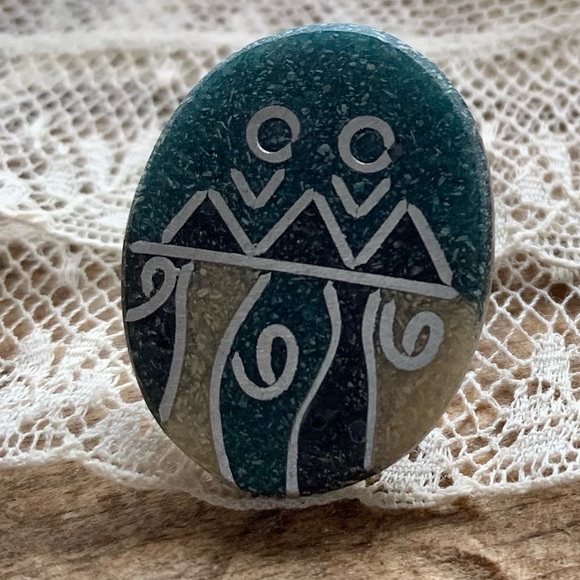 Vintage Unique Symbol or People Oval Pierced Earrings Women’s Jewelry Indian - Picture 3 of 4